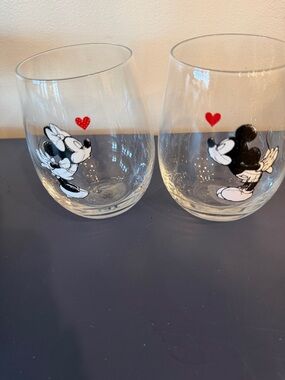 DISNEY MICKEY MINNIE MOUSE STEMLESS GLASSES SET OF 2  HEARTS KISSES